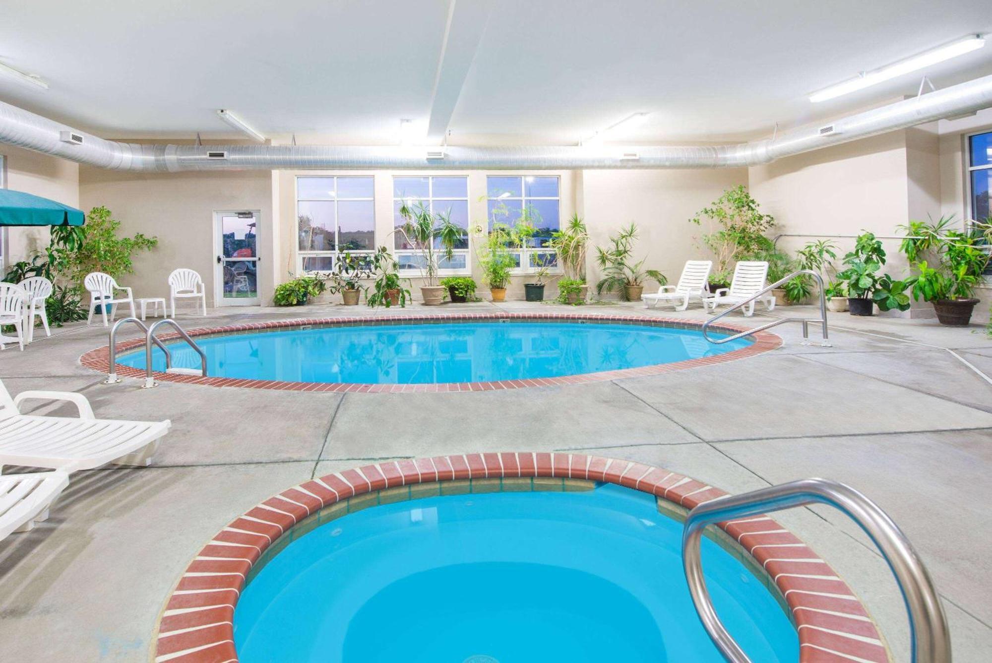 Hotel Super 8 By Wyndham Iola Ks Zewnętrze zdjęcie